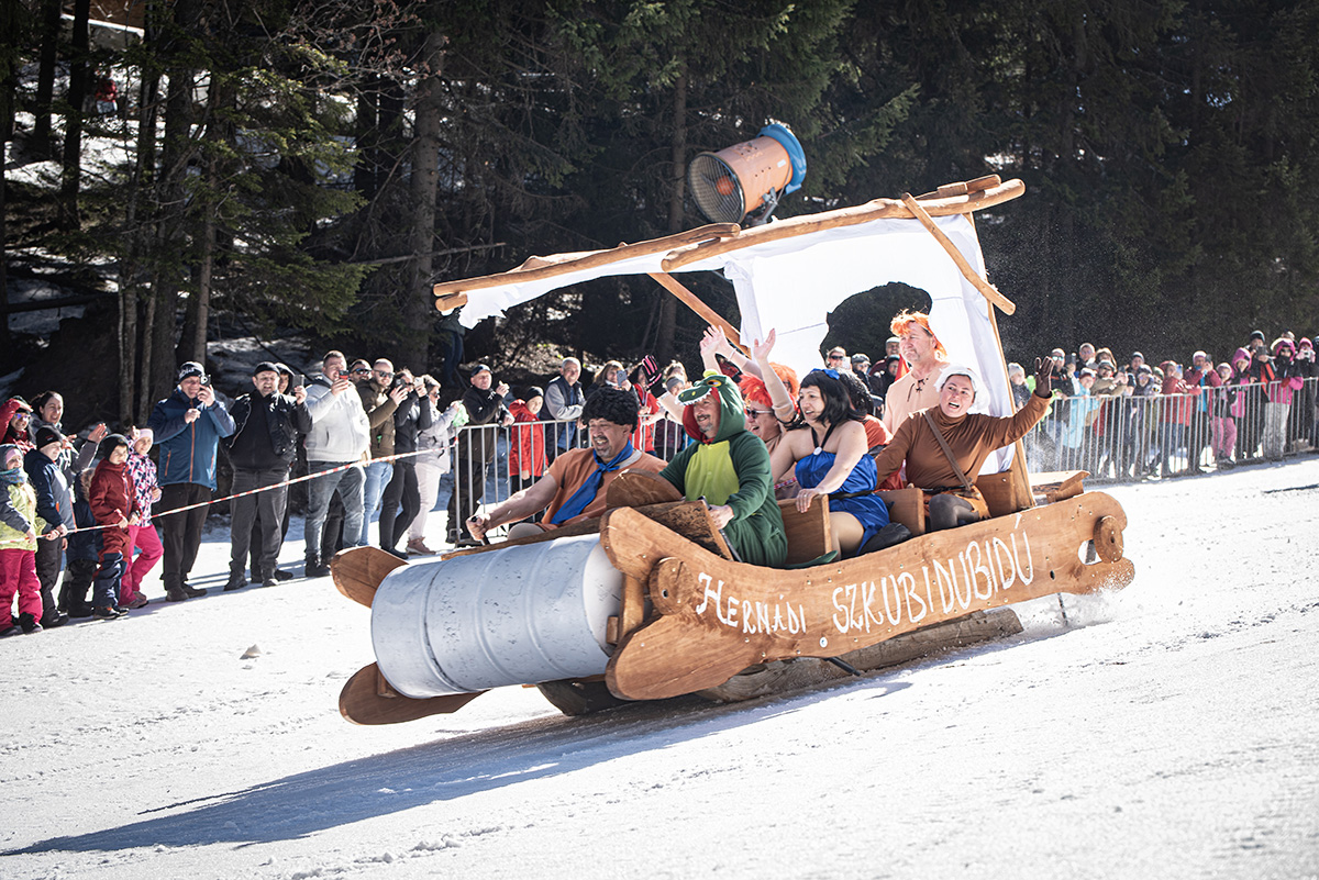 Kreatív járművek és jelmezes kavalkád